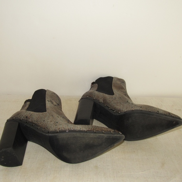 Charles by Charles David Faux Leather Bootie SZ 10 Block Heel - Picture 3 of 7